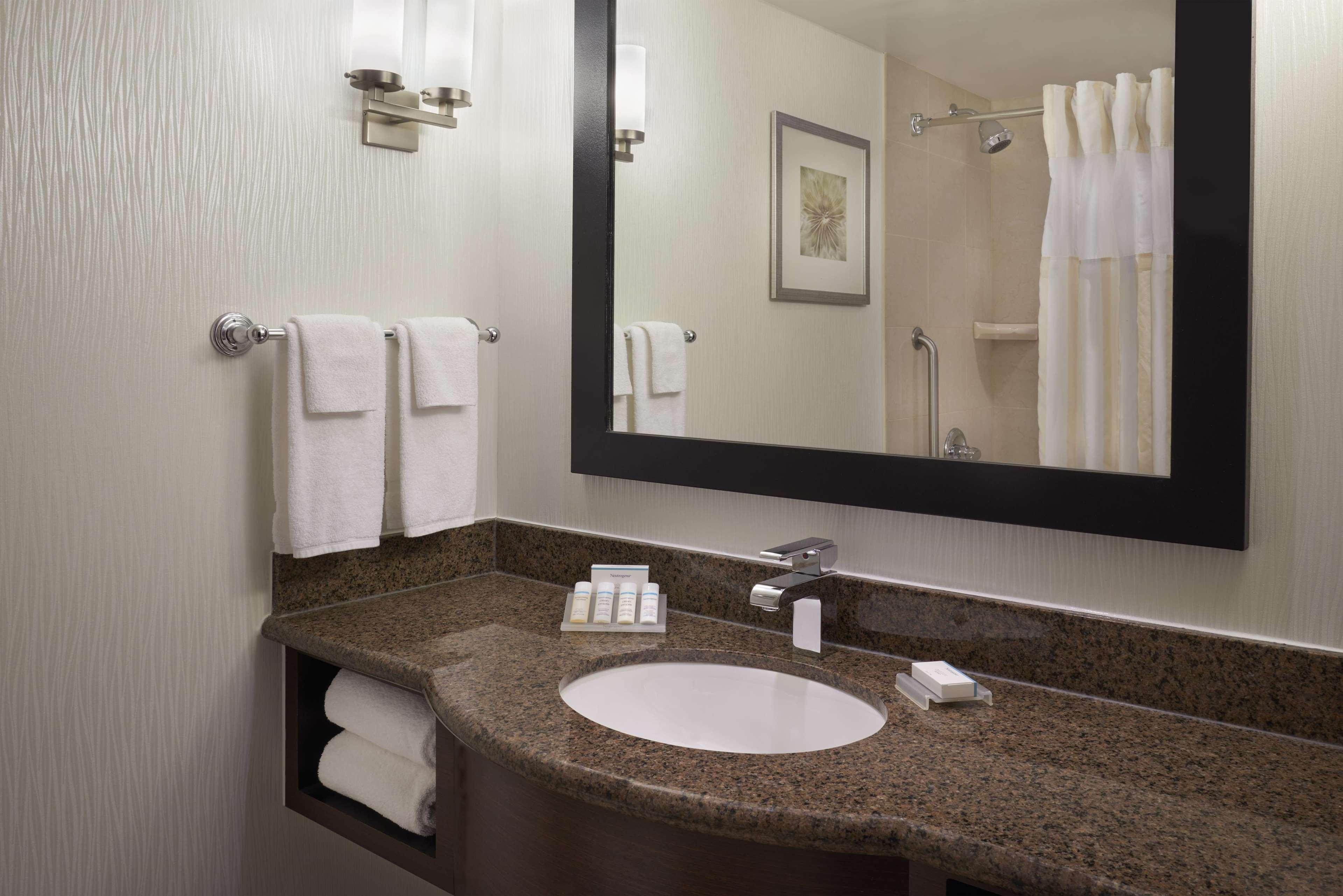 Hilton Garden Inn Toronto Airport West/Мисисага Екстериор снимка